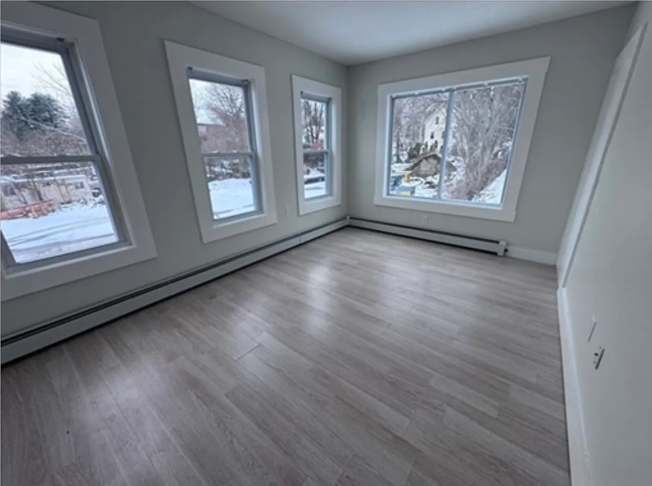 4 bed, $2,500 — Photo 4
