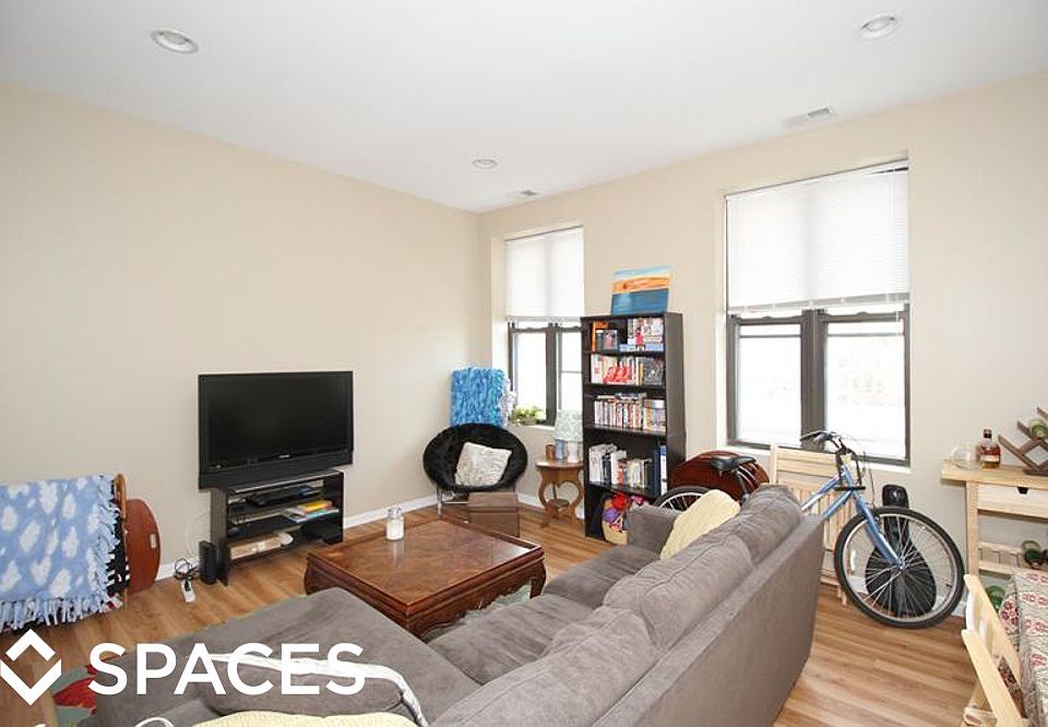 1st image of 3223 N Sheffield Ave #Unt5re
