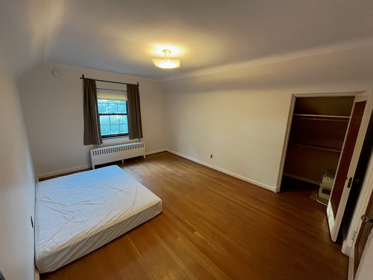 5 bed, 2.5 bath, 2388 sqft, $640 — Photo 4