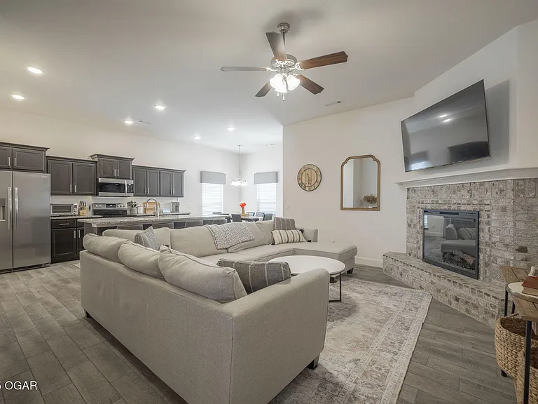 2110 Greystone Sq — Photo 6