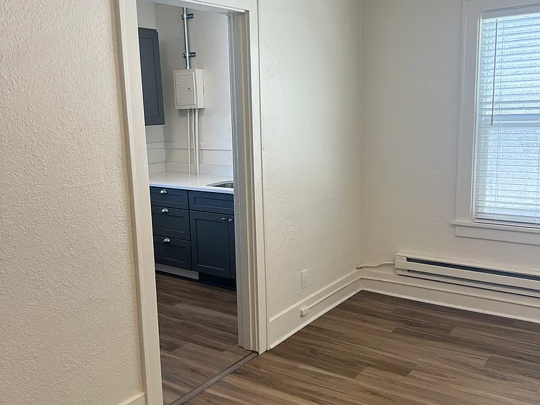 1237 Commerce Ave #5 — Photo 3
