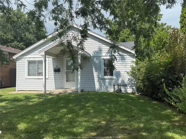 81 Robinson St, Leamington, ON N8H 1Z2