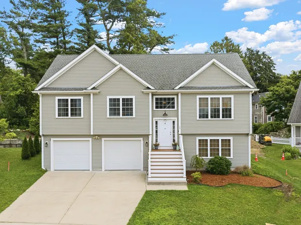 10 Carousel Ter, Dartmouth, MA 02747