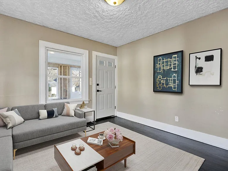 1206 Leslie St — Photo 1