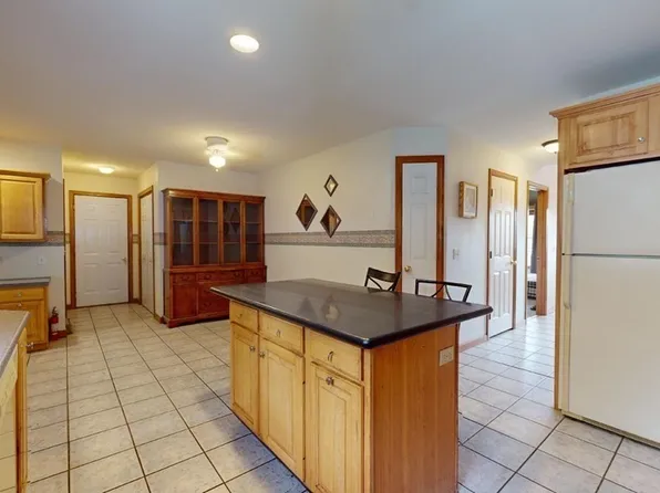 194 Tobacco Farm Rd, Feeding Hills, MA 01030