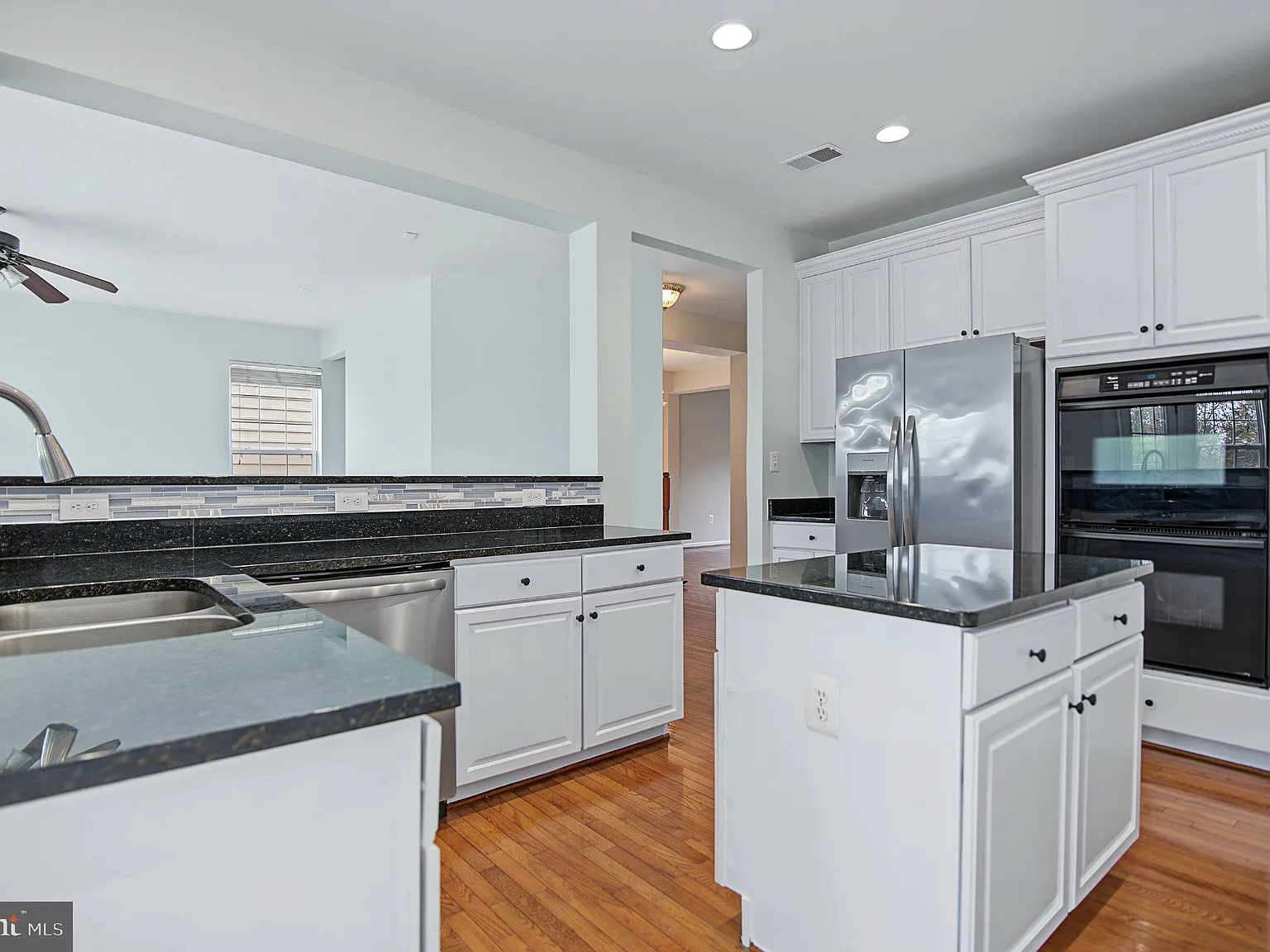 5 bed, 4.5 bath, 3919 sqft, $3,975 — Photo 4