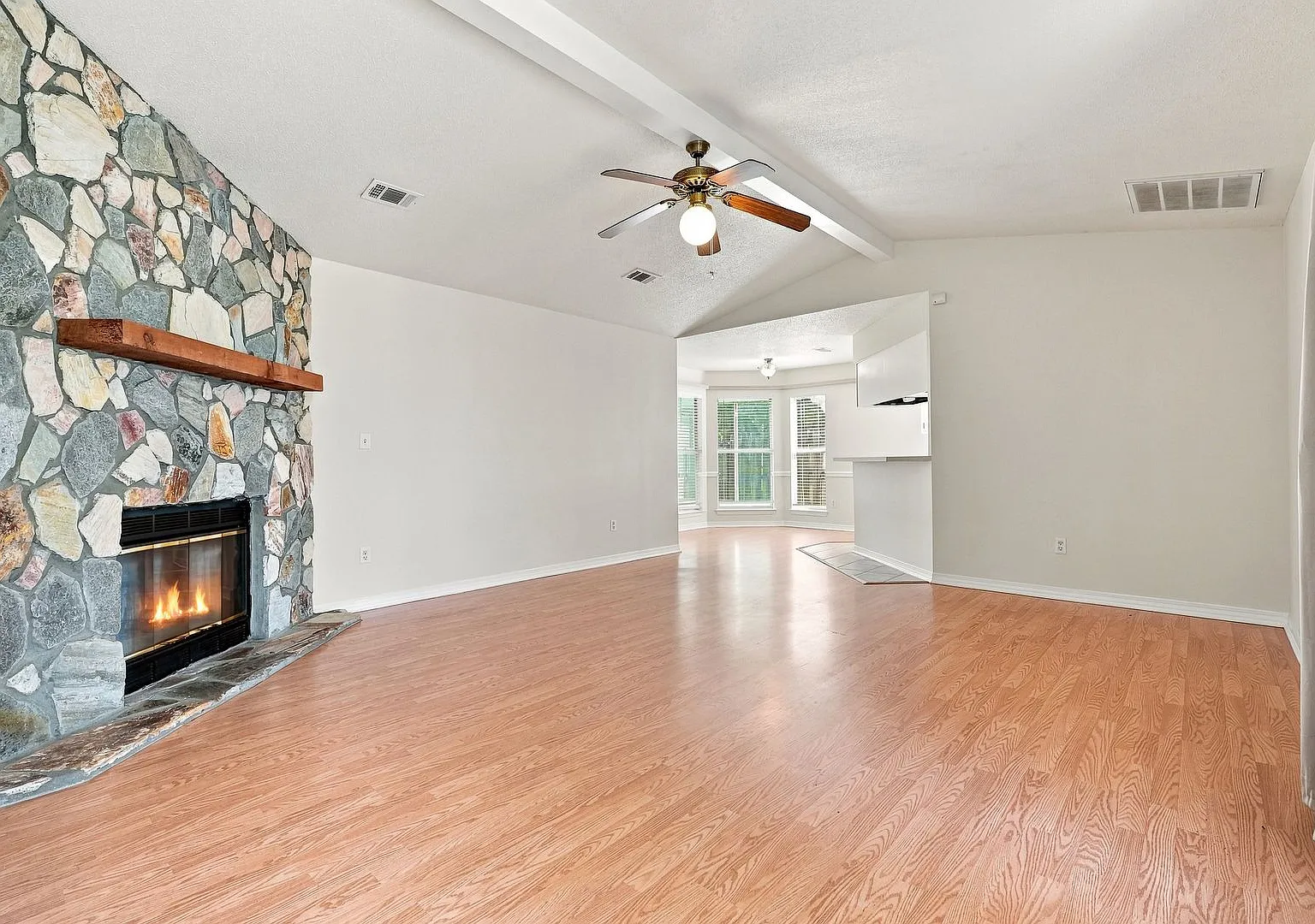 Charming 3 Bedroom in Blue Pine Village! — Photo 4