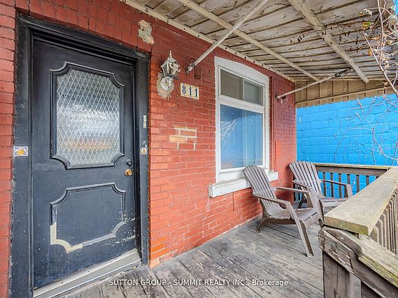 4th image of 811 Bloor St W