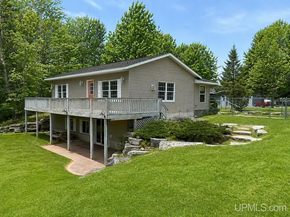 7643 W Rivers Bend Dr, Manistique, MI 49854