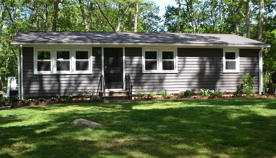 Beautiful Front Exterior Showing new roof installed late 2016