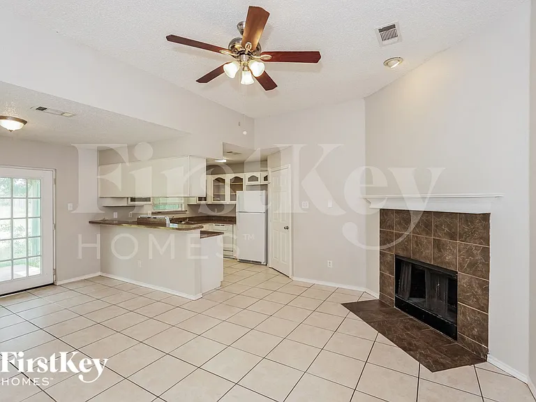 1000 High Crest Dr — Photo 3