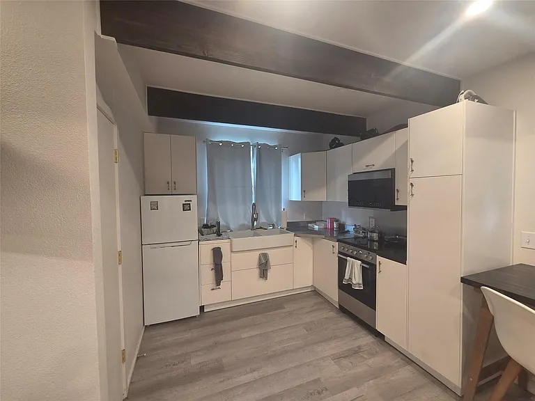 1106 The High Rd #B — Photo 3