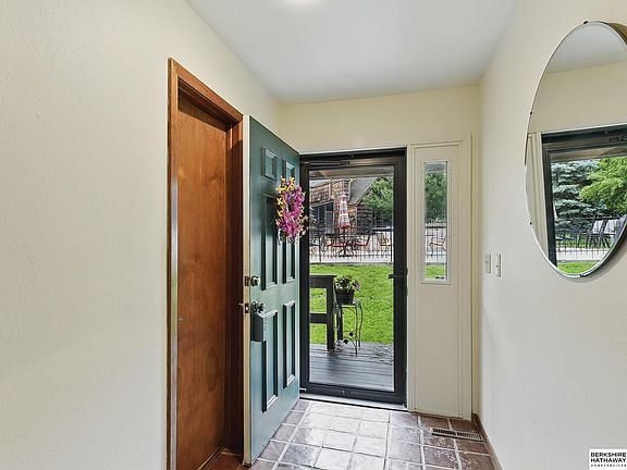 3rd image of 301 Oakridge Ct