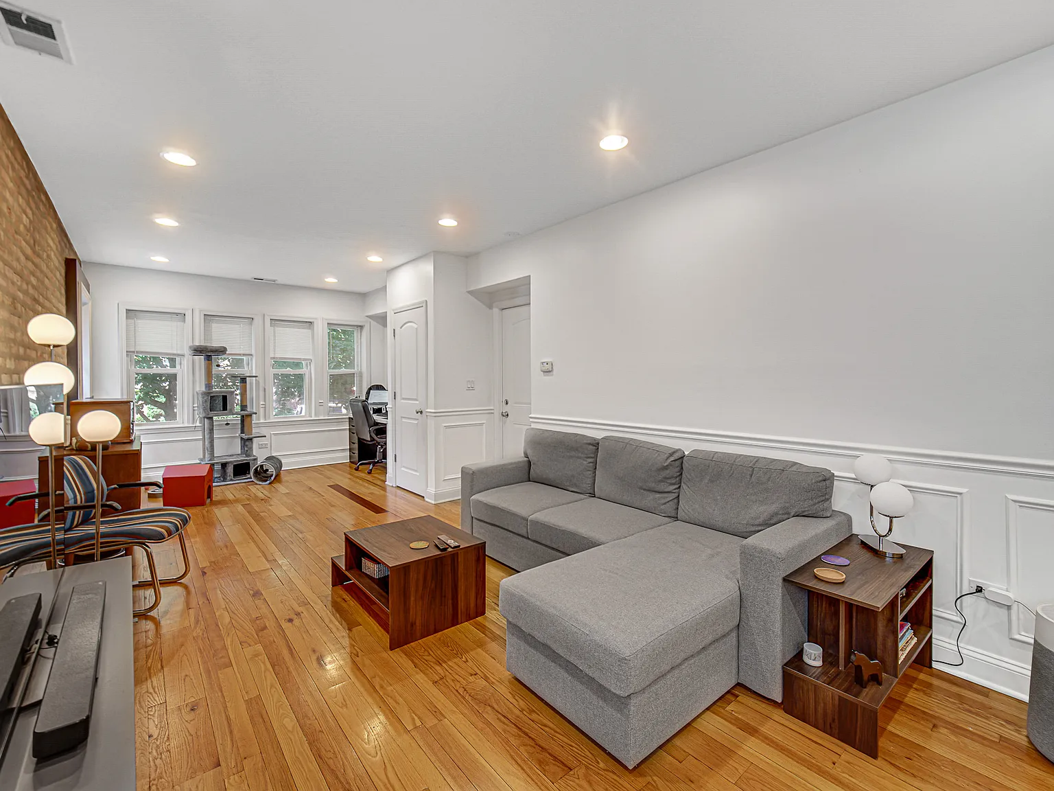 2 bed, 1200 sqft, $2,400 — Photo 3