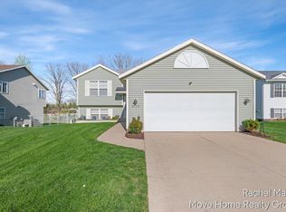 5114 Taylor Ridge Dr SE, Kentwood, MI 49512
