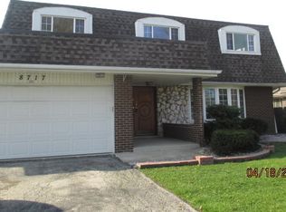 8717 W Vail Dr, Palos Hills, IL 60465