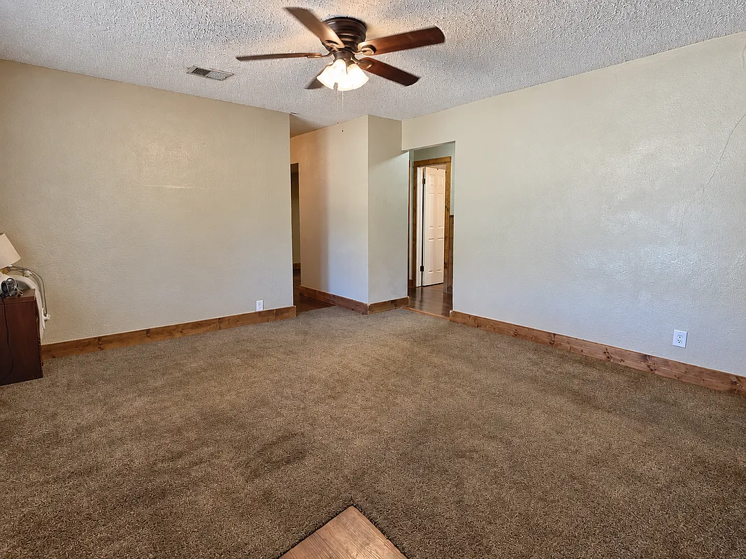 3 bed, 1.0 bath, 1452 sqft, $1,800 — Photo 2