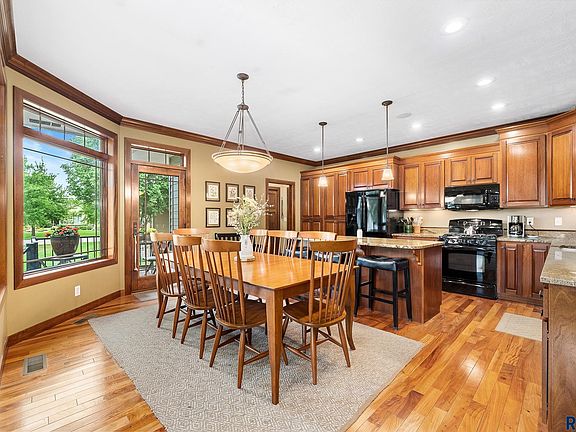 5th image of 602 W Garden Pl