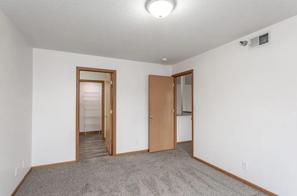 Crown Pointe Apartments — Photo 4