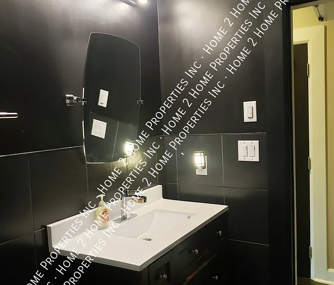 1154 Wyandotte St W #1 — Photo 5