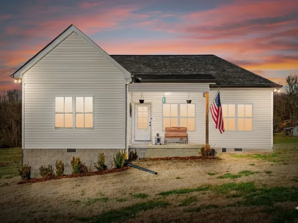 1211 N Charlotte St, Dickson, TN 37055