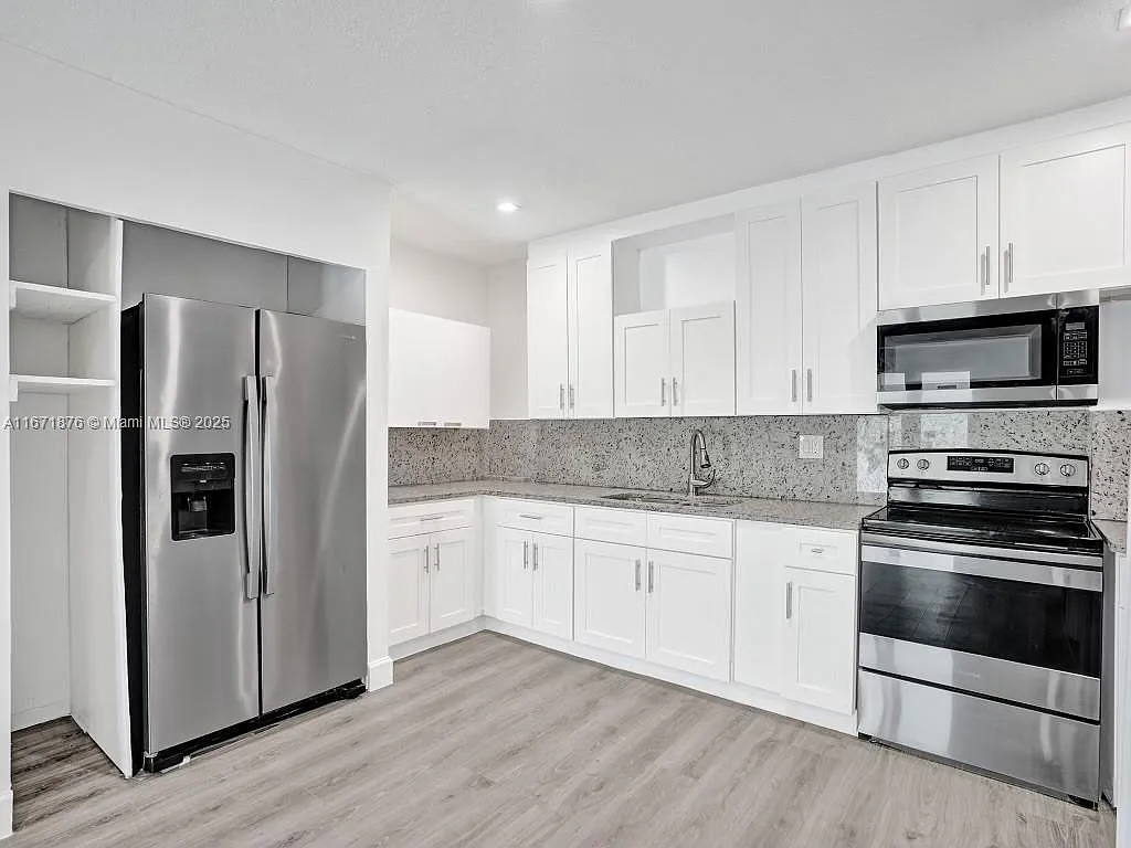 2 bed, 2.0 bath, 2052 sqft, $2,400 — Photo 2