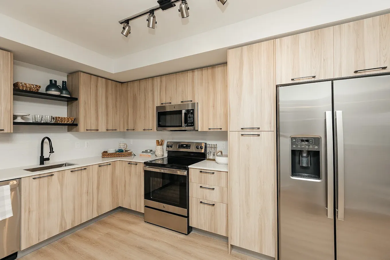 2 bed, 882 sqft, $3,662 — Photo 4