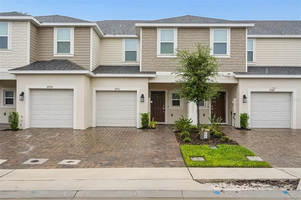 3 bed, 2.5 bath, 1373 sqft, $2,200 — Photo 1