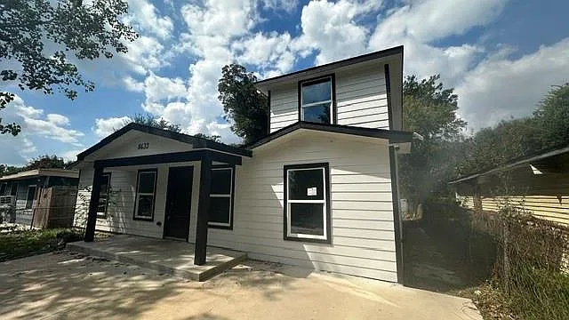 4 bed, 3.0 bath, 2060 sqft, $2,400 — Photo 2