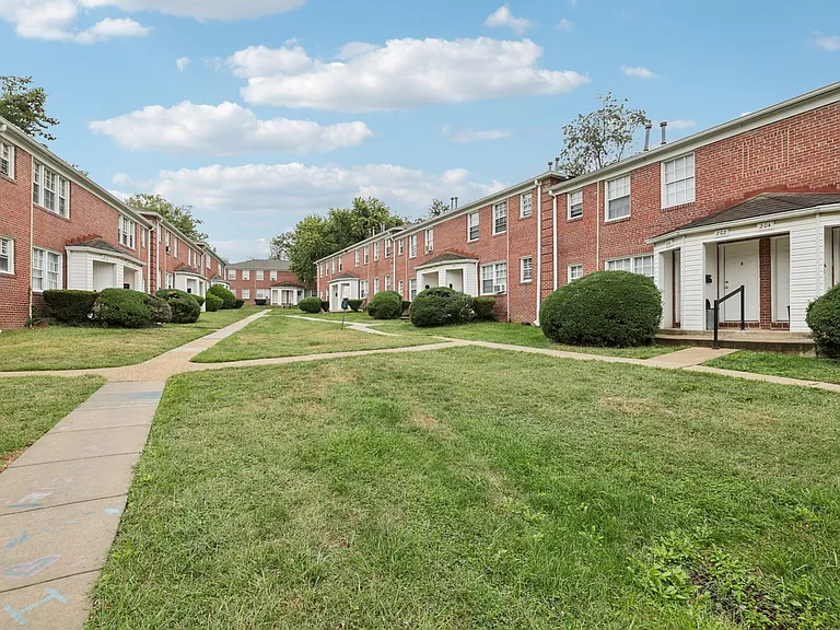 Oaklee Village Apartments — Photo 23