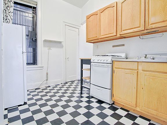 3rd image of 167 W 71st St #4G