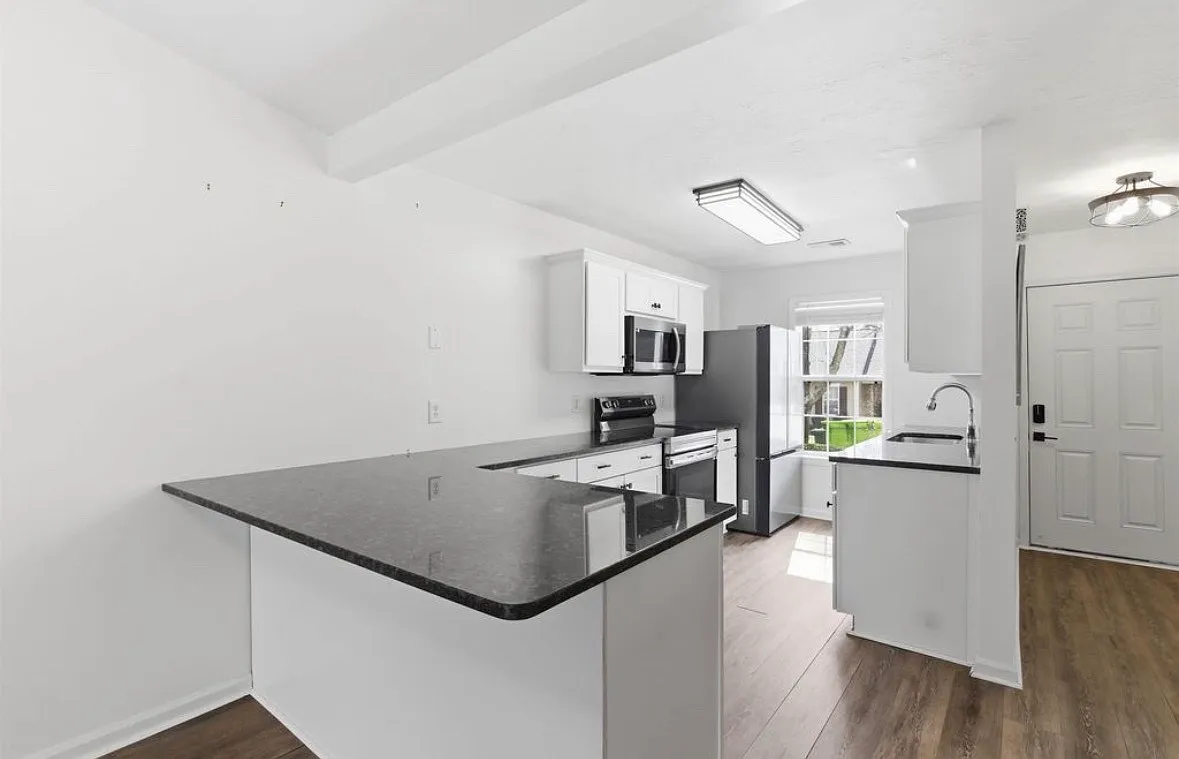 2 bed, 1100 sqft, $1,500 — Photo 2