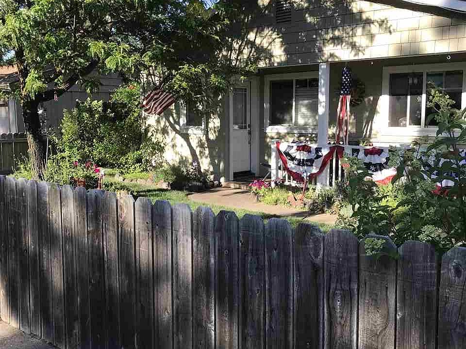 1st image of 216 Karen St