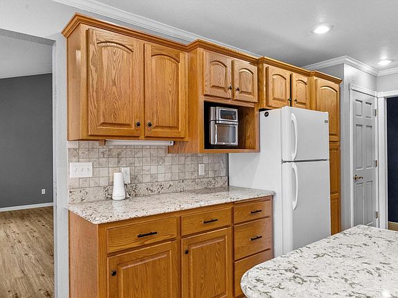 3rd image of 803 Woodview AVENUE