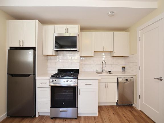 2nd image of 2883 Bush St #A