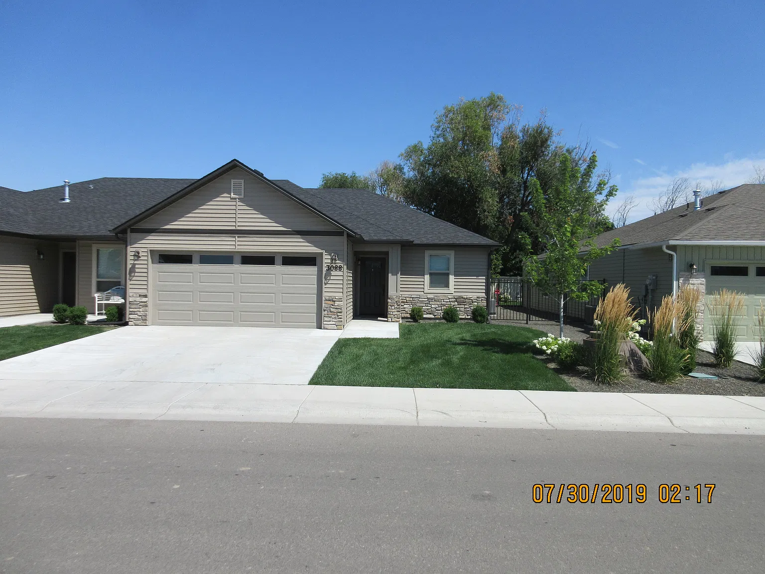 2 bed, 2.0 bath, 1300 sqft, $1,800 — Photo 1