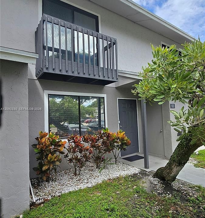 1st image of 605 Riverside Dr