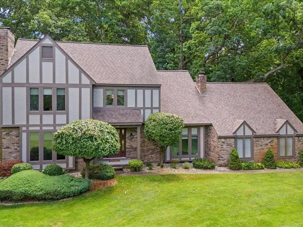 3955 Lake Oaks Dr, Commerce Township, MI 48382