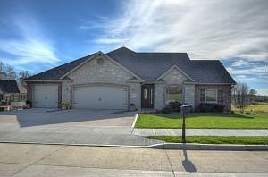 1st image of 903 Old Hawthorne Dr E