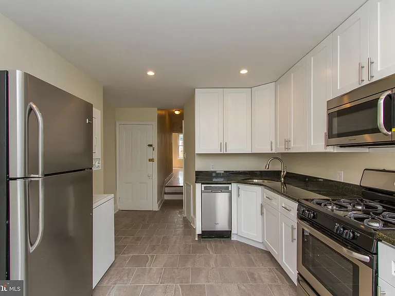 2207 Catharine St #2 — Photo 9