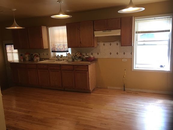 spacious kitchen with breakfast area