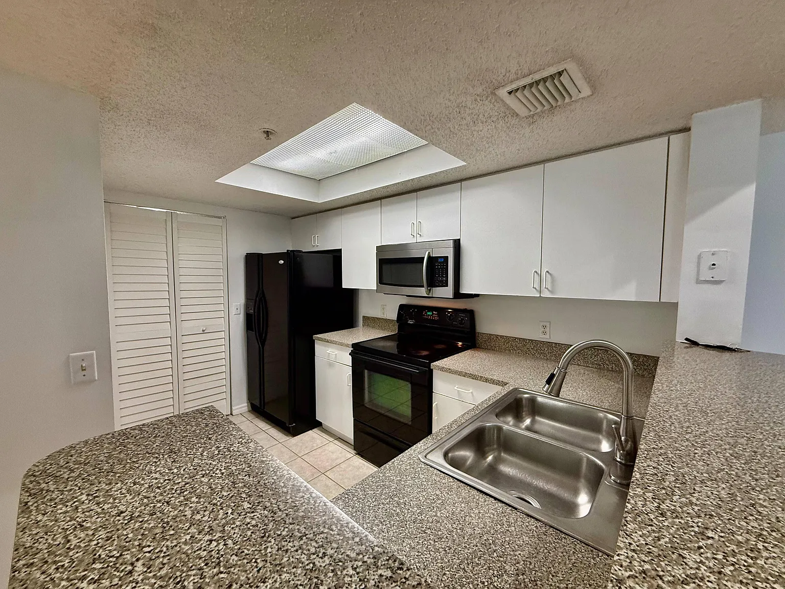 2 bed, 2.0 bath, 1246 sqft, $2,125 — Photo 2