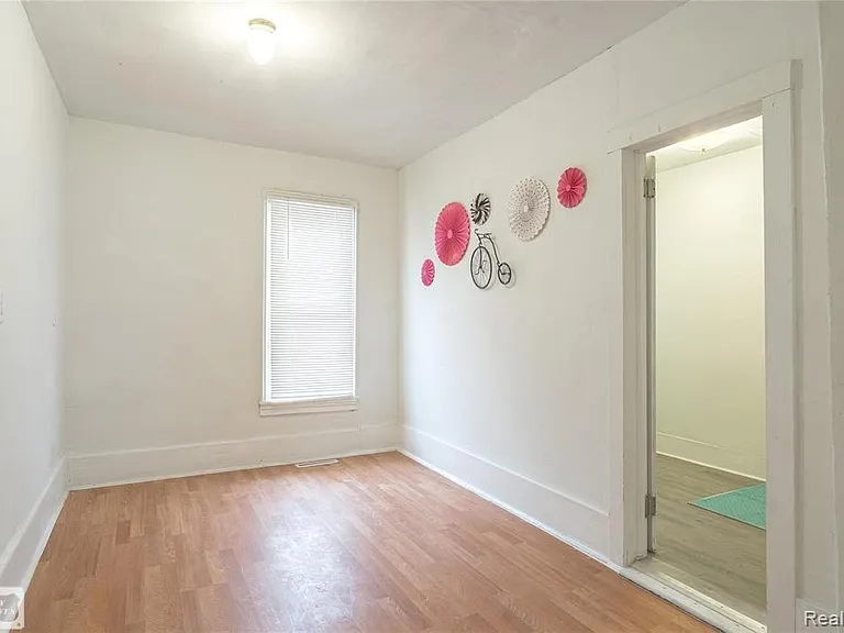 107 E Perry St — Photo 3