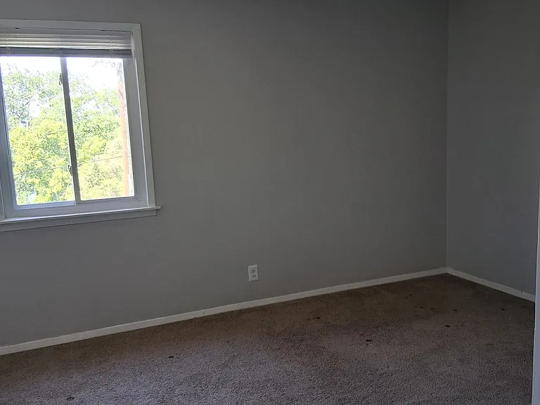 1053 Harold Dr — Photo 12