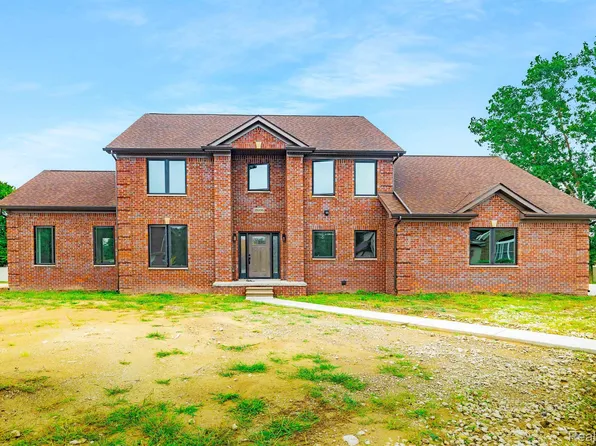 25335 Cedar Creek Dr, Brownstown, MI 48134