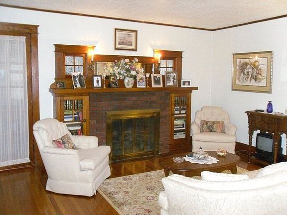 4th image of 608 W Washington Ave