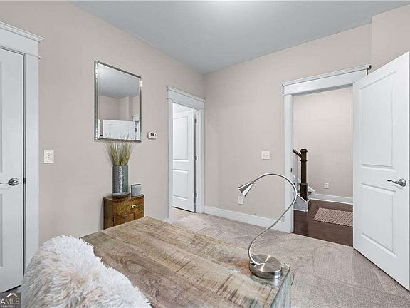 5th image of 1325 Oakview Rd