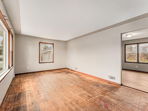 5th image of 1332 Leonard St NE