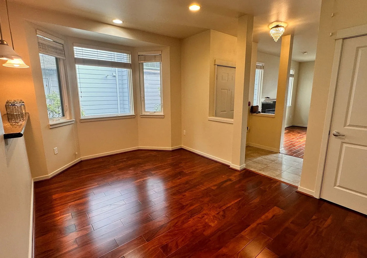 Stunning 3 Bedroom Townhome in Issaquah — Photo 4
