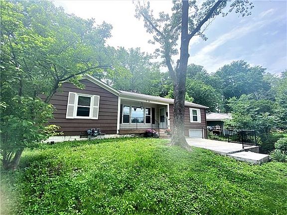 4th image of 739 Hillside Ave